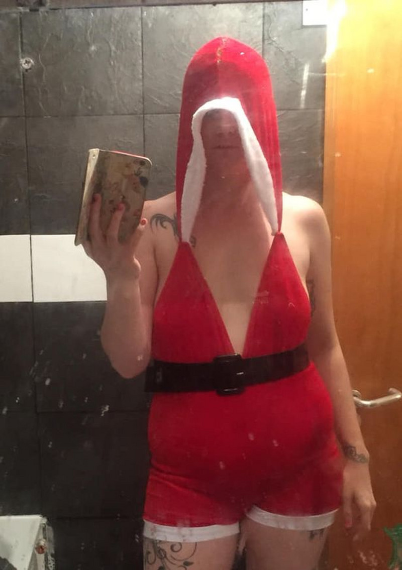 Htela sam da budem seksi Baba Mrazica, ali kada mi je stigao kostim koji  sam naručila, došlo mi je da plačem: Ovo je OD GLAVE DO PETE potpuna  katastrofa - Žena.rs