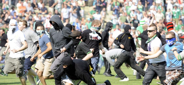 Chuligani przerwali derby. W Wiedniu prawie jak w Bydgoszczy. Zobacz wideo