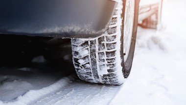 letnie opony zimą? większość polaków mówi „nie”. „to zagrożenie na drodze” [sondaż]