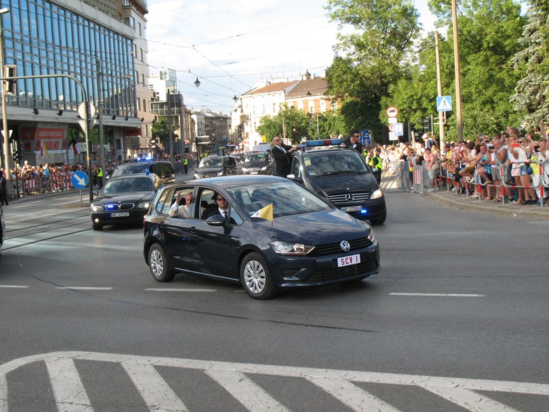 Papież Franciszek po Polsce podróżował VW Golfem Sportsvan