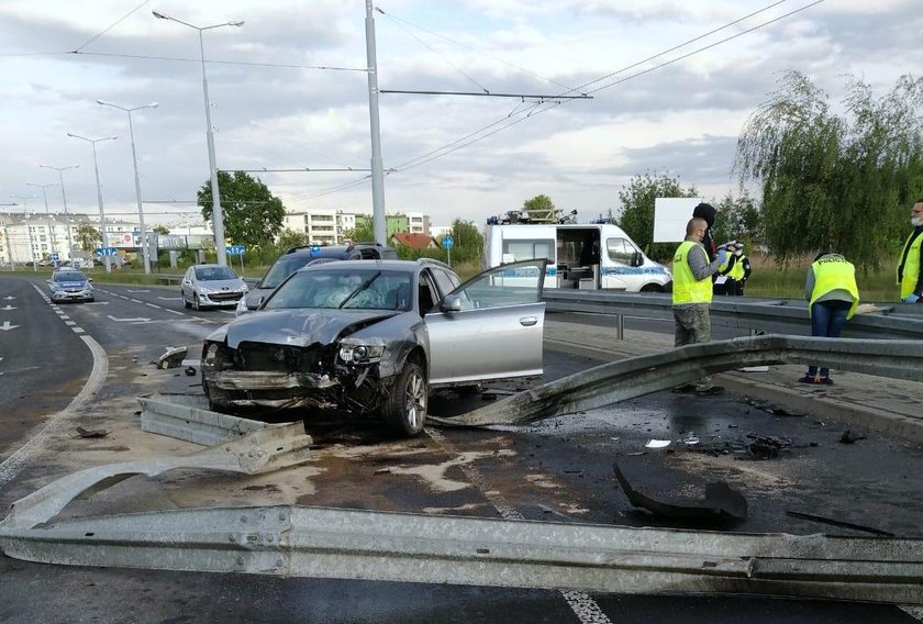 Handlarze narkotyków taranowali radiowozy