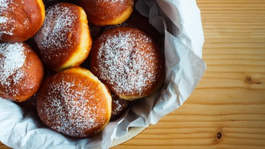 Czym popijać pączki? Lekarka podpowiada najlepsze rozwiązanie