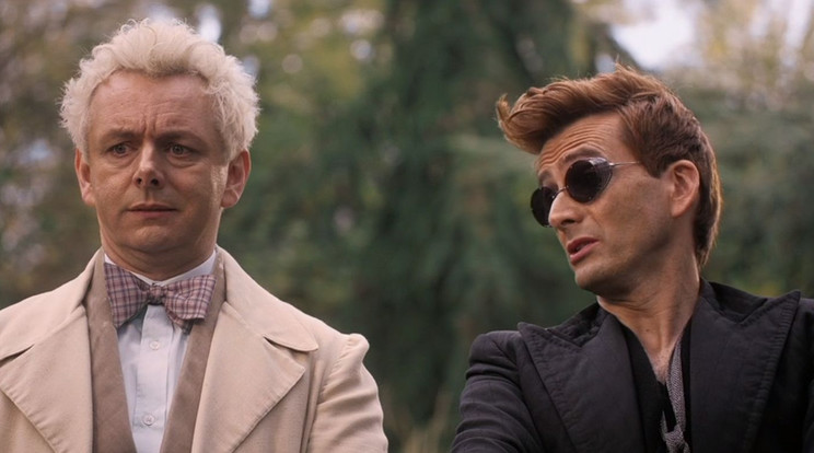 Michael Sheen (a képen balra) egy békés angyalt, David Tennant (a képen jobbra) pedig egy kezelhetetlen démont alakít a Good Omens című sorozatban / Fotó: Amazon Prime