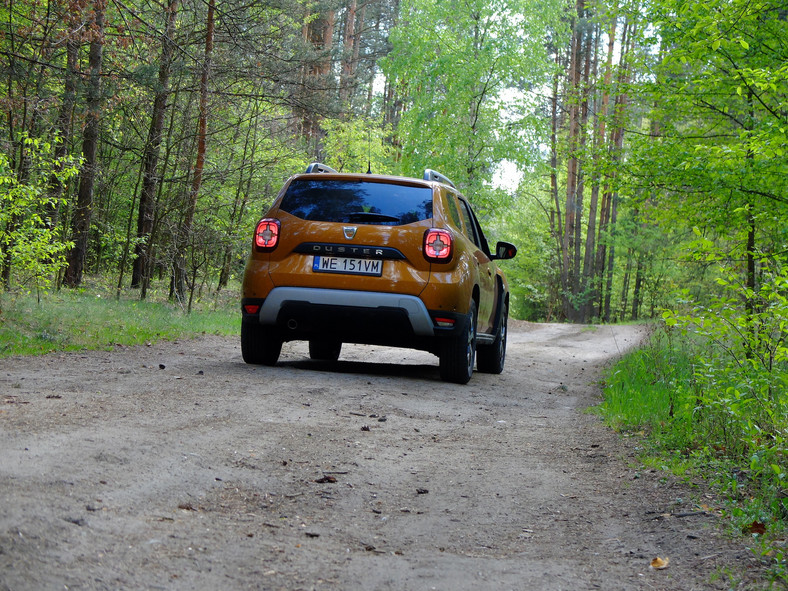 Dacia Duster 1.3 TCe/150: wersja Prestige ma kilka akcentów kolorystycznych z zewnątrz, szare relingi, elementy zderzaka – nie wygląda tak smutno jak wersja bazowa