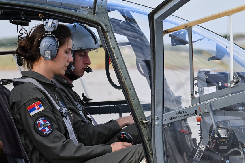 Pravo da konkurišu za upis na studijski program Vojno vazduhoplovstvo Vojne akademije imaju mladići i devojke rođeni 2004. godine