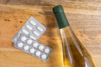 Vérnyomáscsökkentőre, szívgyógyszerre alkoholt iszik? Ilyen következményekkel számoljon