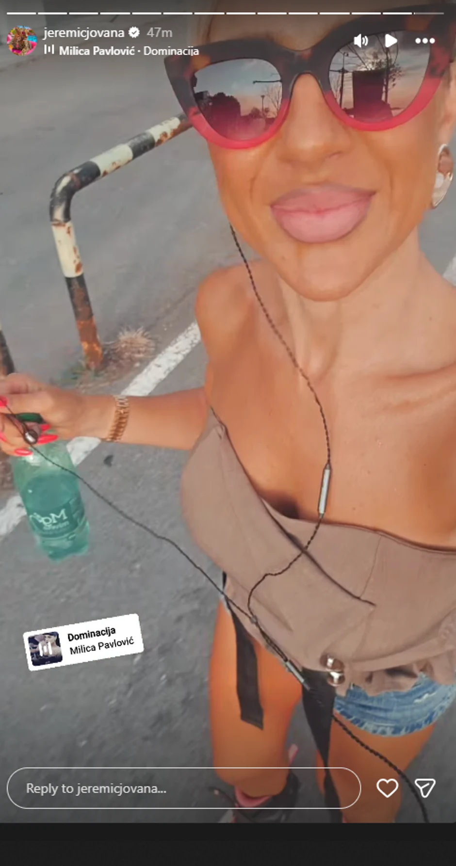 Jovana Jeremić u šortsu vozi rolere