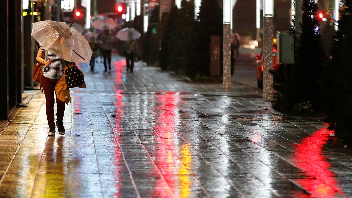 Ulewne deszcze w Wielkiej Brytanii uczyniły nieprzejezdnymi niektóre drogi i wymusiły odwołanie połączeń kolejowych. Liczbę zalanych domów prywatnych ocenia się na ok. 400. Kilka miejscowości w różnych częściach kraju jest podtopionych.