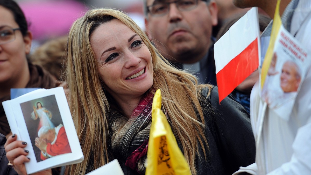 Na placu świętego Piotra w Rzymie rozpoczęła się ceremonia beatyfikacyjna Jana Pawła II, której przewodniczy Benedykt XVI. Po raz pierwszy od ponad 1000 lat papież wyniesie na ołtarze swego bezpośredniego poprzednika.