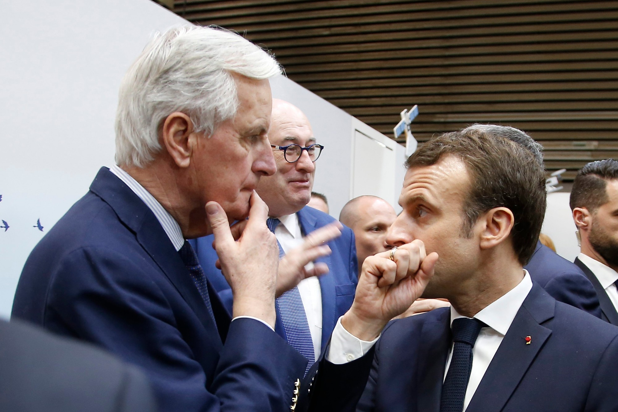 Macron vymenoval za nového premiéra Michela Barniera.