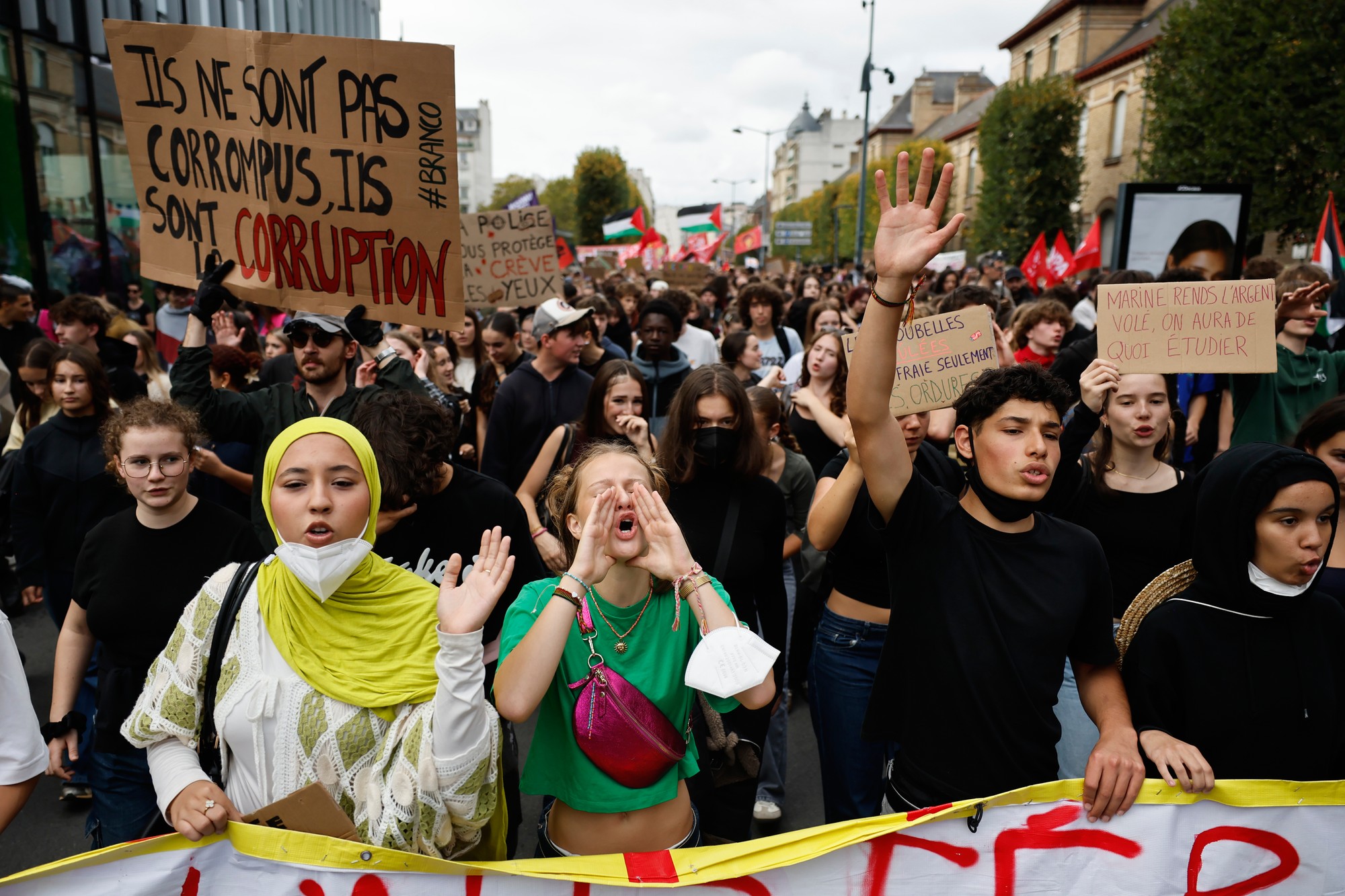 Študenti pochodujú počas protestu za lepšie pomery v školstve vo francúzskom meste Rennes. 