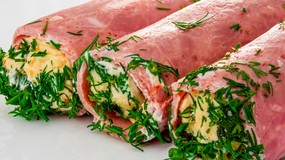 Roladki z szynki w galarecie - idealna przekąska na andrzejki. W PRL to był symbol luksusu