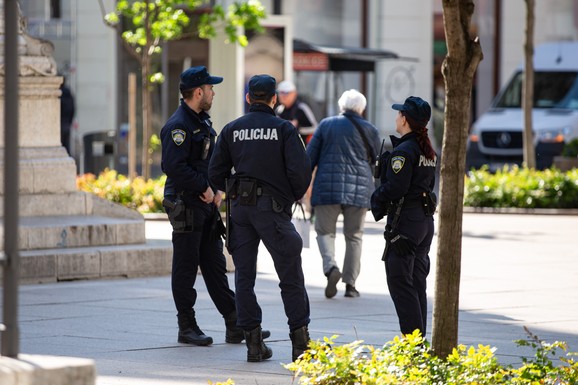 LIKVIDACIJA DOGOVORENA PREKO APLIKACIJE! Čije ubistvo je sprečila zagrebačka policija: Mladić (25) iz Srbije uhapšen u HOTELU sa pištoljem, policajcima rekao da je u Hrvatsku ušao ILEGALNO