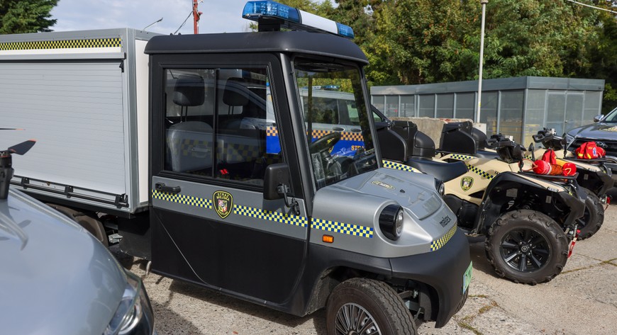 Wśród nowych samochodów znalazły się trzy pojazdy elektryczne do służby patrolowej, pięć BUS-ów przystosowanych do przewozu osób ujętych, pięć vanów patrolowych oraz dwa BUS-y przeznaczone do działań interwencyjno-ratowniczych.