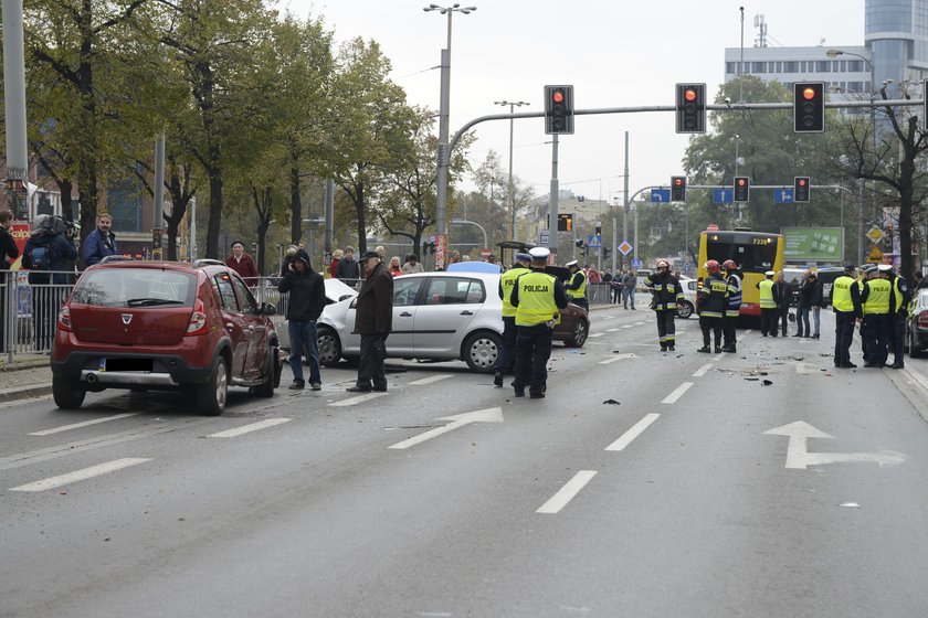 Wypadek autobusu MPK linii 133 na ul. Powstańców Śląskich we Wrocławiu