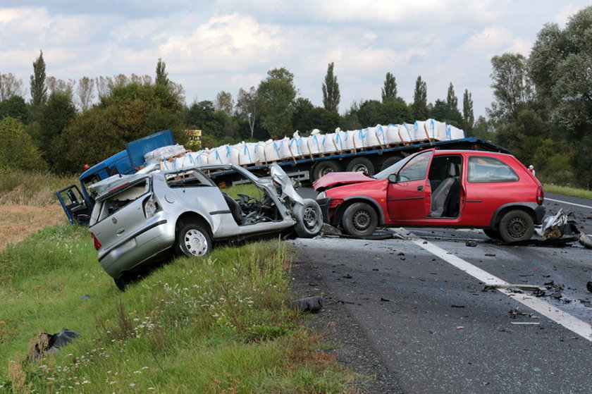 Tir zderzył się z dwoma osobówkami