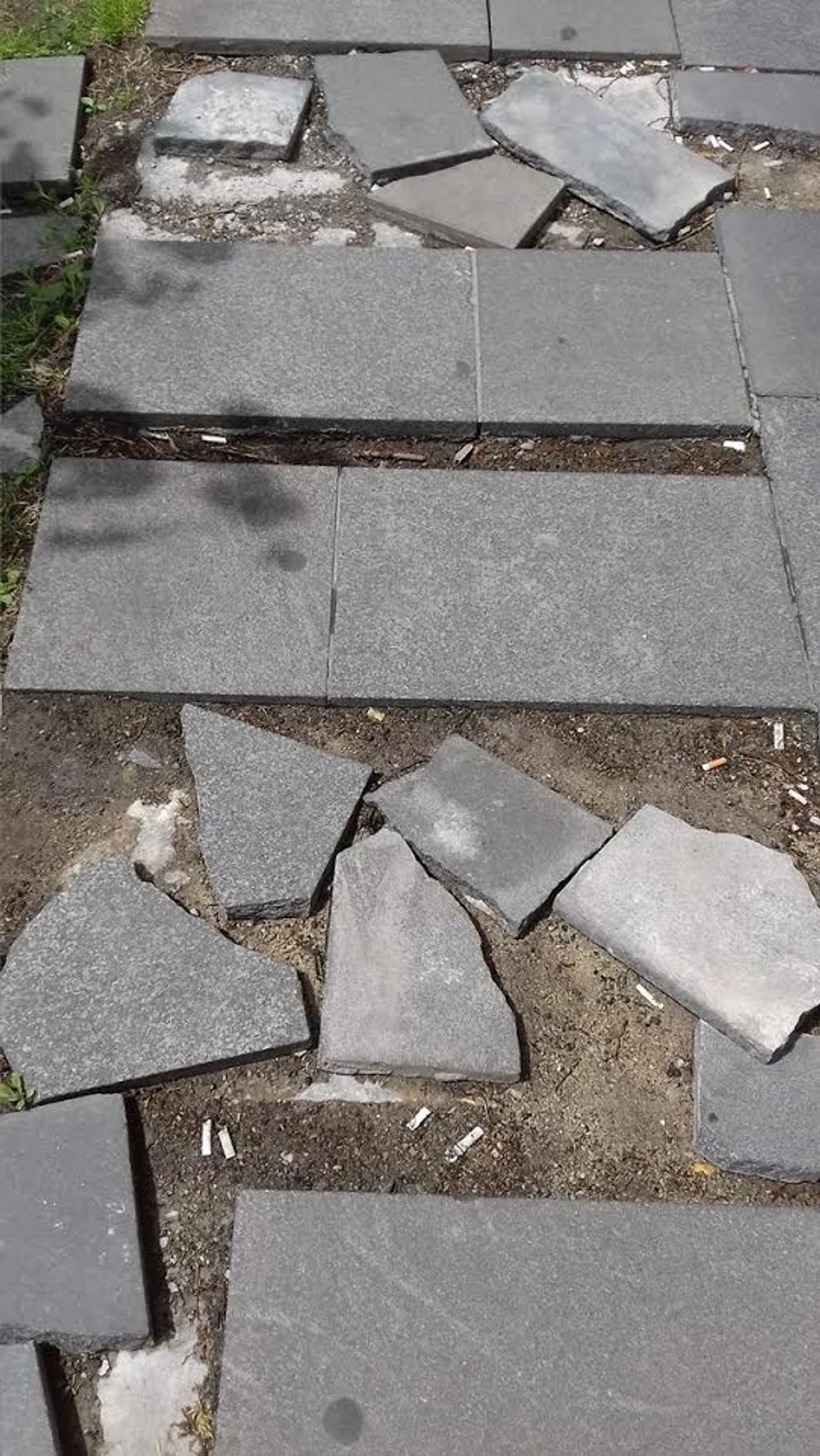 Potpuno polupane i razbacane pločice