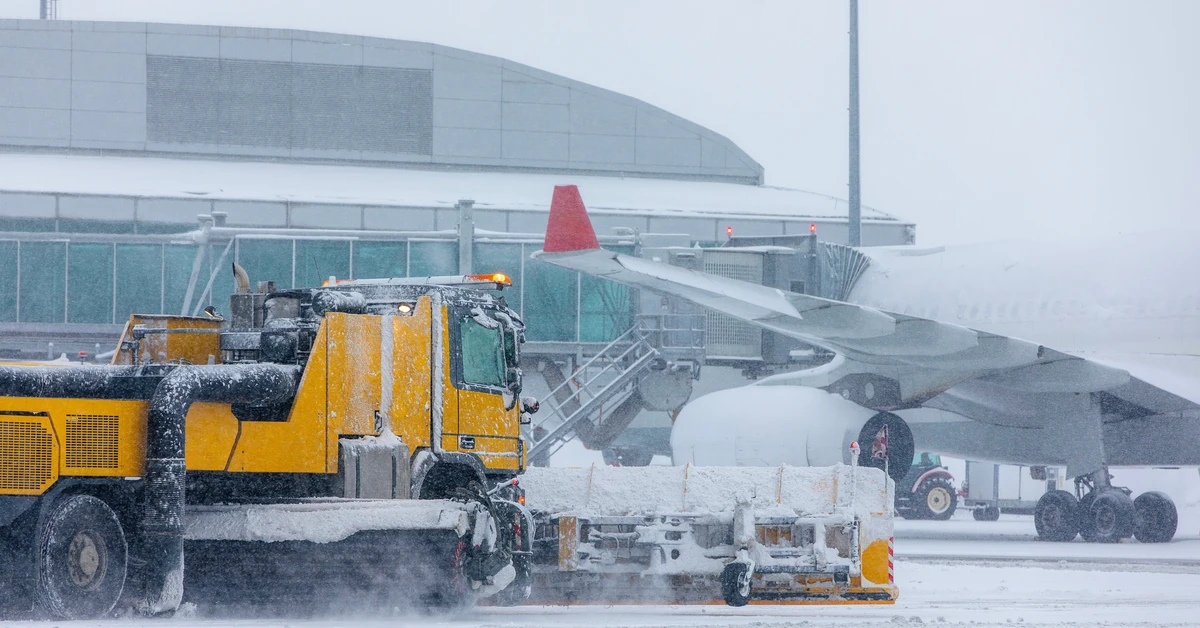 Mrozy uziemiły samoloty. Linia lotnicza trzeci dzień z rzędu odwołała loty