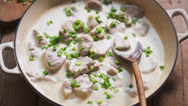 pyszny obiad na sobotę. podajemy przepis, ty gotujesz. kruchy schab w kremowym sosie chrzanowym