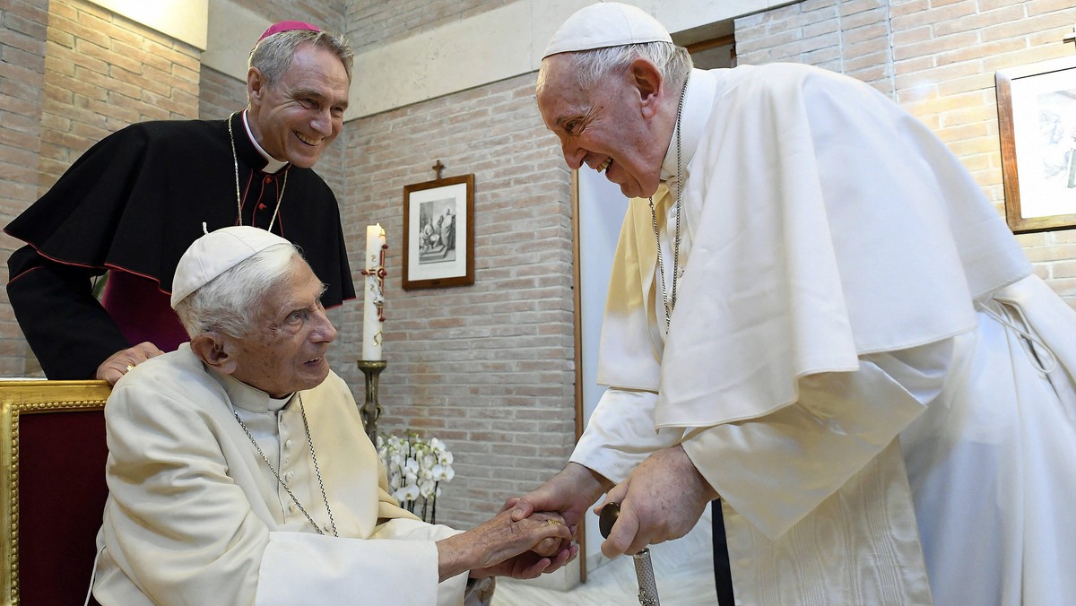Papież Franciszek ujawnia zawartość 'dużego białego pudełka' z dokumentami o aferach Kościoła [Źródło: PAP]