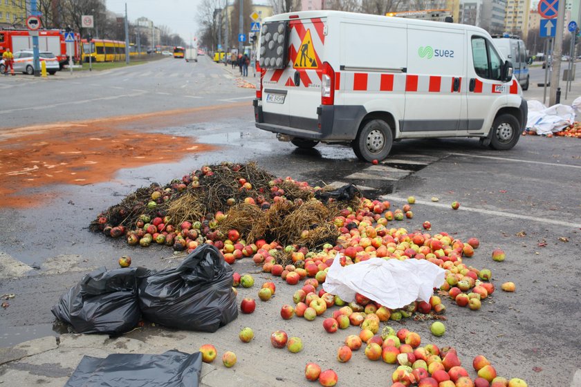 Plac Zawiszy sprzątanie.