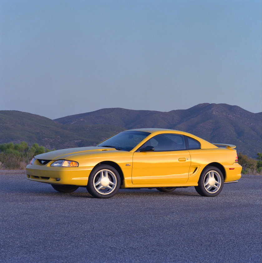 I kolejny, mało szanowany Mustang – z lat 90. Jednak naszym zdaniem auto zdecydowanie nabrało charakteru. Styliści poszli w dobrą stronę