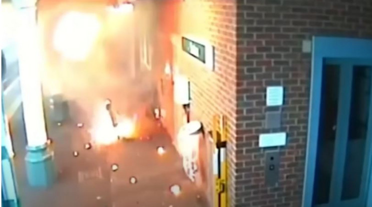 Óriási robbanásokkal vált semmivé egy elektromos kerékpár London egyik vasútállomásán / Forrás: Youtube /