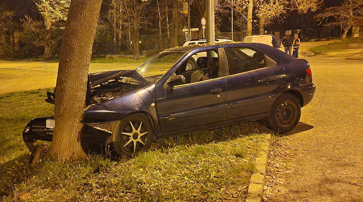 Egy Citroën Xsara tört össze a balesetben /Fotó: Balesetinfo