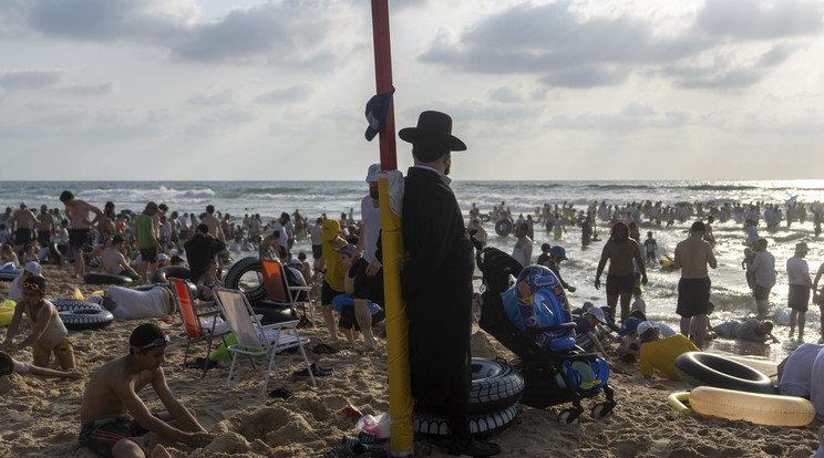 Ultraortodox zsidó férfiak és gyermekek strandolnak az izraeli Asdódban / Fotó: MTI/AP/Ohad Zwigenberg