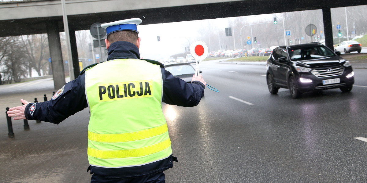 2023 r. zacznie się od drastycznych podwyżek cen paliw, znacznie wzrosną też kary za brak OC, pojawią się podwójne opłaty za obowiązkowe przeglądy techniczne, wzrosną opłaty drogowe w systemie e-Toll,  a do tego od grudnia wejdą w życie przepisy pozwalające na konfiskatę pojazdów za jazdę na podwójnym gazie. 