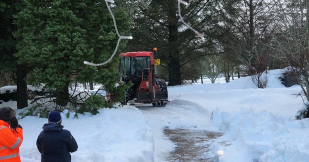 Farmer clears snowed-in couple's driveway in 20 minutes during Aberdeenshire crisis