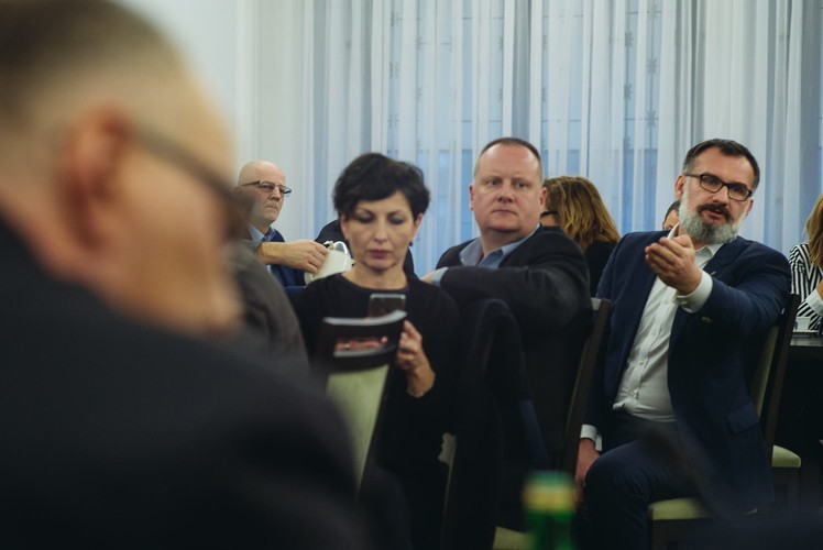 fot. Maksymilian Rigamonti
<br><br>
Według proponowanych zmian głównym ośrodkiem pracy dziennikarzy miało być Centrum Medialne poza głównym gmachem Sejmu. Do zwiększonej obsługi medialnej miały być kwalifikowane ważne wydarzenia w parlamencie. Wówczas po uzyskaniu zgody organizatorów, wejście na teren parlamentu zostałoby umożliwione dwóm stałym korespondentom parlamentarnym danej redakcji, byłoby też możliwe uzyskanie jednorazowej karty wstępu do Sejmu.