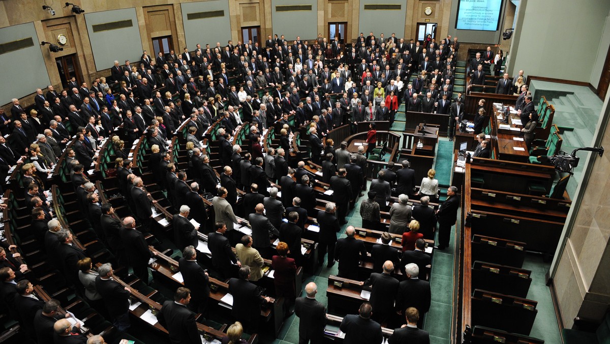 Sejm odrzucił wniosek SLD o zmniejszenie subwencji dla partii w okresie od kwietnia 2009 do grudnia 2010. - Odnoszę wrażenie, że radość na sali obrad nie jest podzielana przez większość Polaków - powiedział marszałek Bronisław Komorowski w reakcji na oklaski na sali.