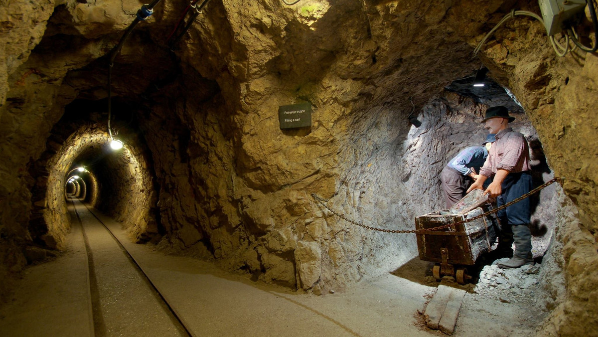 Almadén leży w Hiszpanii, w Nowej Kastylii. Idrija jest zaś miastem położonym na zachodzie Słowenii. Te dwie odległe miejscowości łączy historia ich przemysłu wydobywczego. Znajdujące się tam zabytkowe kopalnie rtęci wpisano na listę światowego dziedzictwa UNESCO.