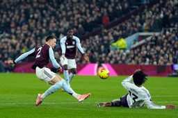 cash zawinił przy bramce dla manchesteru united. rogers bohaterem aston villi