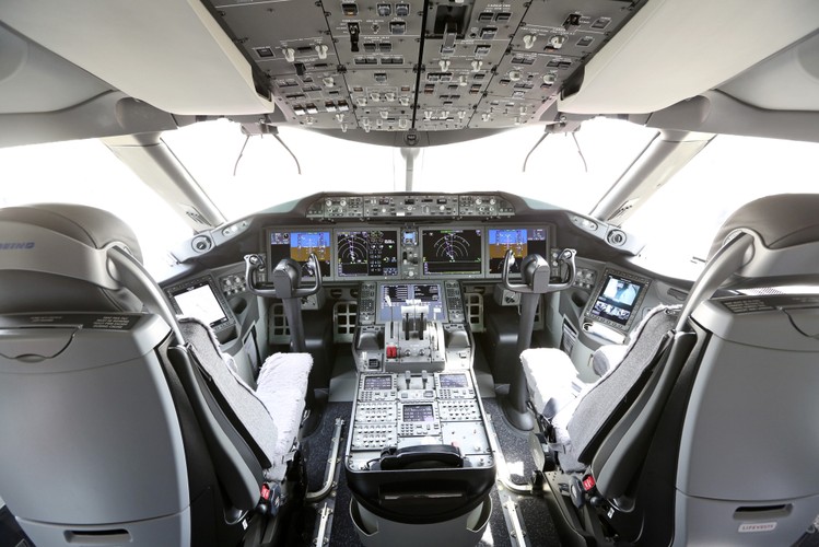 A to najmłodszy samolot Boeinga, największego konkurent Airbusa - Boeing 787 Dreamliner. Po serii problemów i usterek w Dremlinerach, które trafiły do linii lotniczych na całym świecie, w ostatnim czasie samoloty Boeinga znów wzbiły się w powietrze.  Trzy z nich, latające w barwach PLL LOT wznowiły loty od 1 czerwca 2013. Polski przewoźnik zamówił od Boeinga łącznie 8 modeli tych odrzutowców. Na zdjęciu: kokpit samolotu Boeing 787 Dreamliner