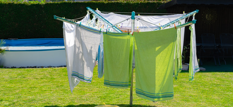 Suszenie prania na świeżym powietrzu. Pamiętaj o tych kilku prostych trikach
