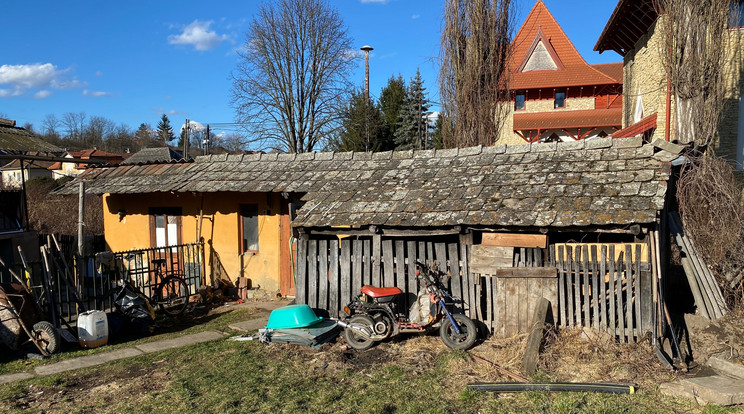 Az idős férfit a fiatal építési vállalkozó naponta egyszer etette, és – mint a képen látszik – szinte állati sorban tartotta. / Fotó: Virág Márton