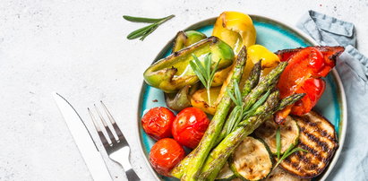 Sałatka z warzyw na ciepło znika z talerza bardzo szybko. To idealny letni smak, a tak łatwo ją zrobić