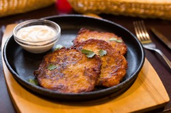 Idealne, puszyste i chrupkie placki ziemniaczane. To dodaje do nich Robert Makłowicz