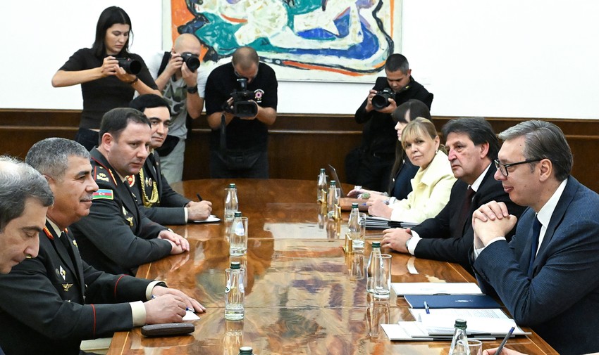 Aleksandar Vučić sastao se sa ministrom odbrane Republike Azerbejdžan, general-pukovnikom Zakirom Hasanovom