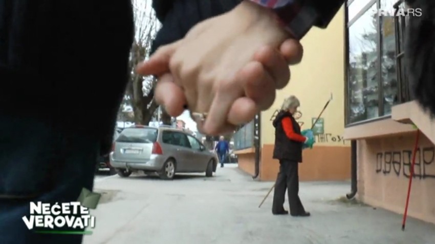 Zaljubljeno šetaju gradom i gledaju stvari za bebu