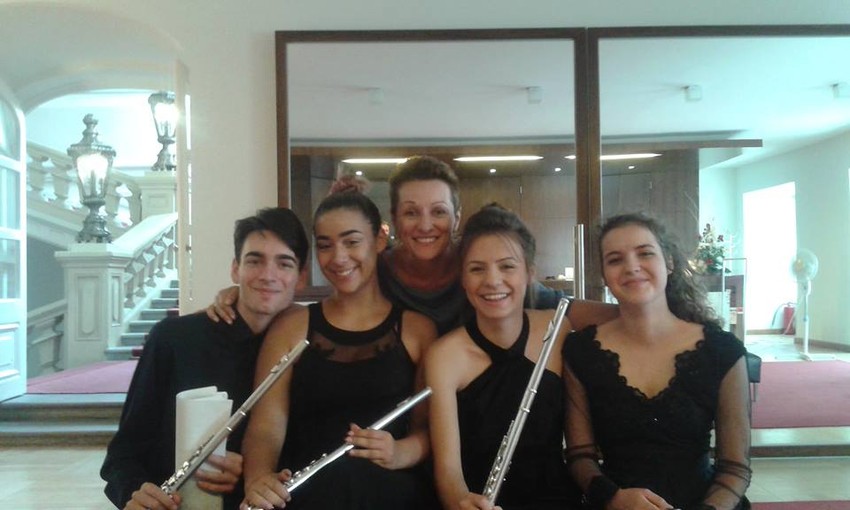 Profesorka Sunčica Lončar sa učenicima