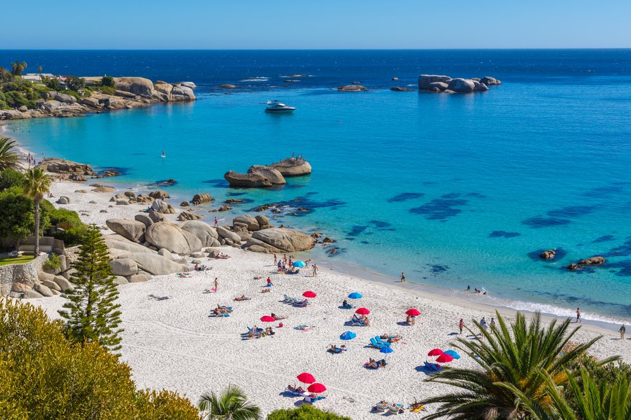 Plaża w Camps Bay niedaleko Kapsztadu słynie z białego piasku. Jest to popularne miejsce, chętnie odwiedzane przez surferów. Plażowe kluby otwarte są tu niemal całą dobę.