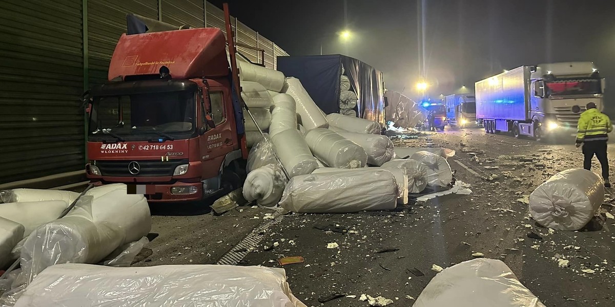 Zderzenie czterech ciężarówek na A1 w Mykanowie.