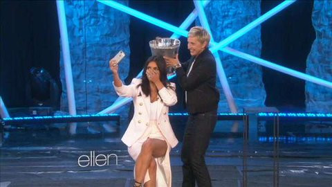 Kim Kardashian w trakcie Ice Bucket Challange