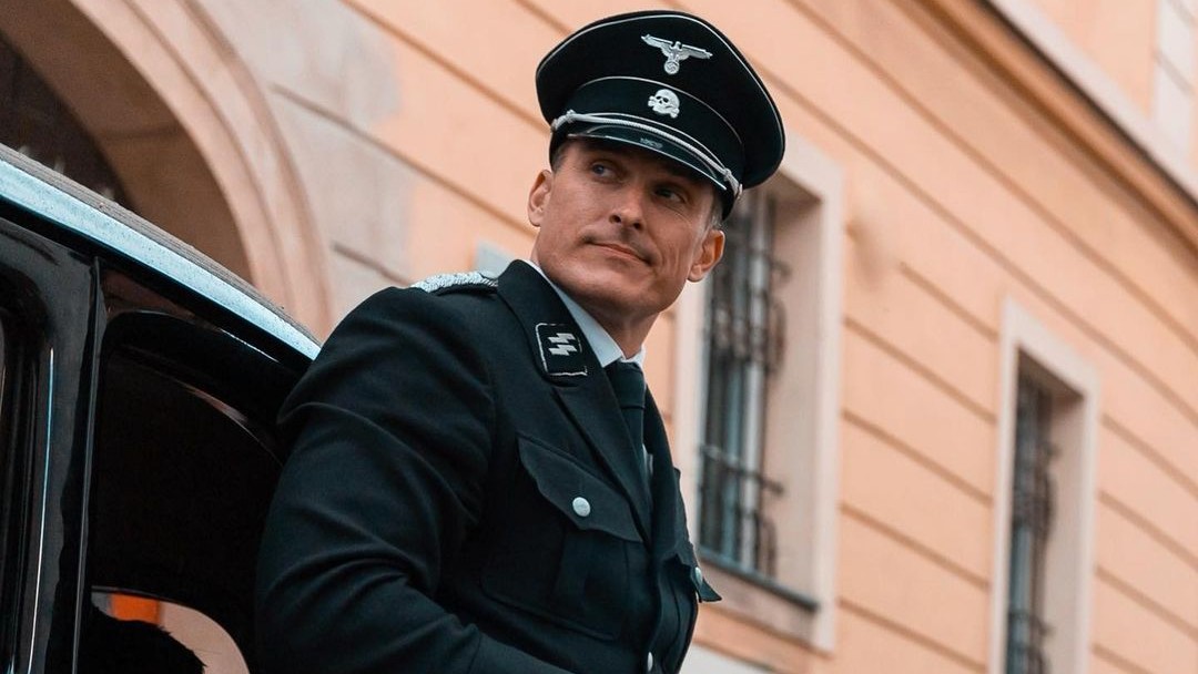 Jána Koleníka môžeme aktuálne vidieť v seriáli Dunaj, k vašim službám, kde stvárňuje nacistu Waltera Zdroj foto/IG: jan_kolenik