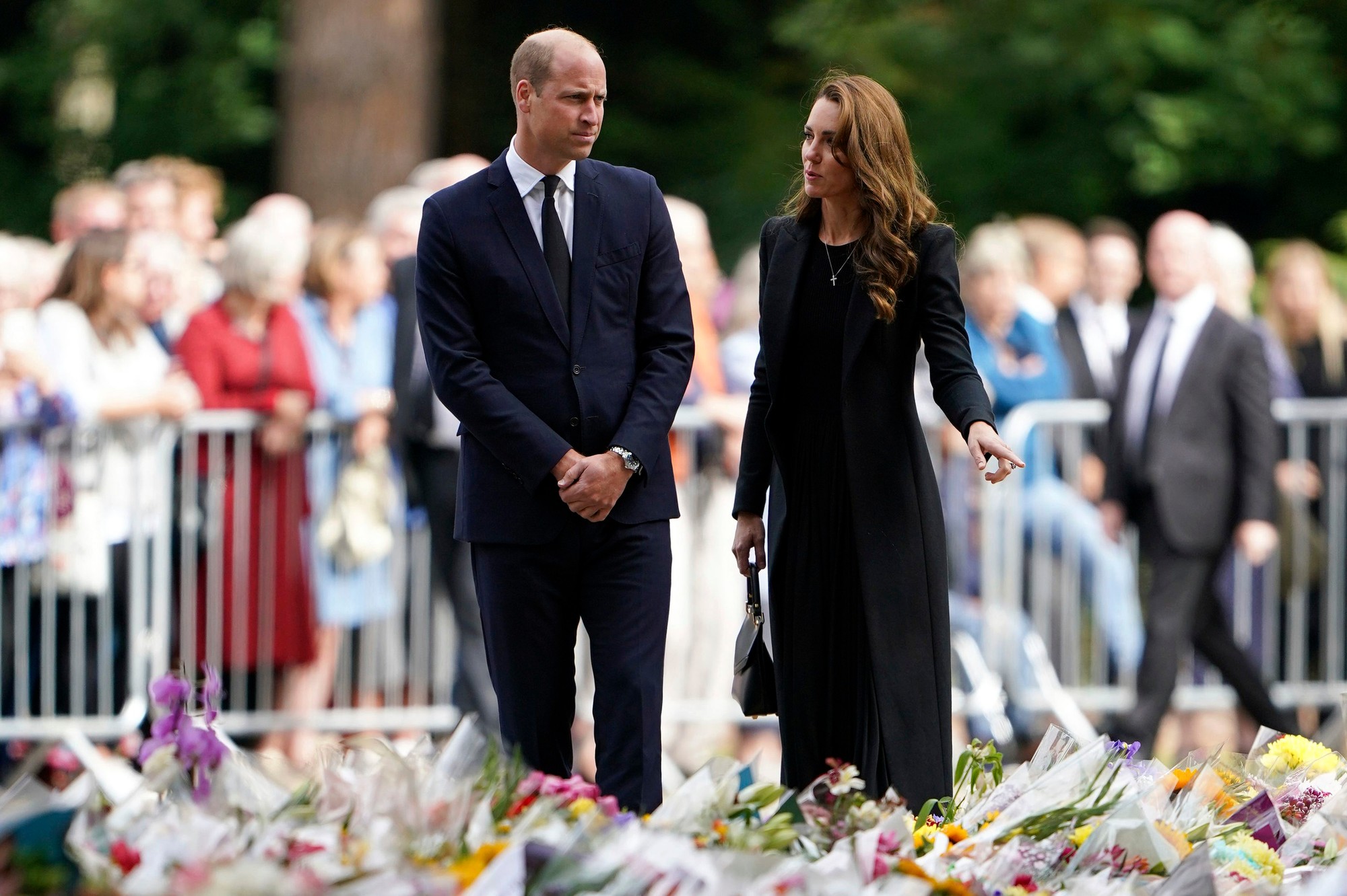 William a Kate počas obhliadky kvetov na znak úcty k pamiatke kráľovnej v Sandringhame.