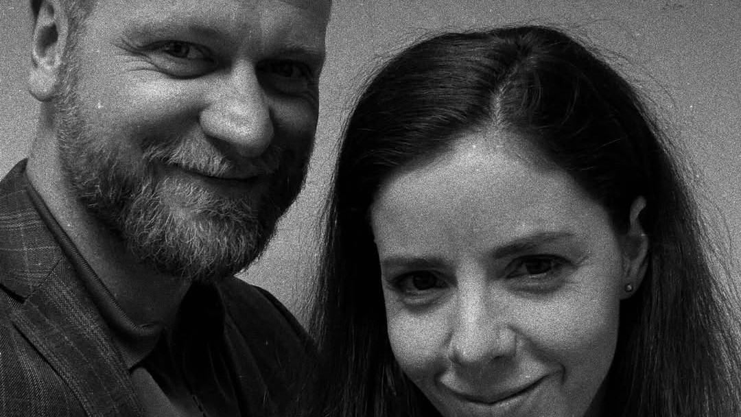 Najnovšia fotka hereckého páru. Manželia Peter Brajerčík a Ivana Kuxová sú spolu doma, aj v práci. A stále sú si vzácni... IG: @peter_brajercik