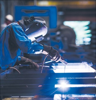 W kluczowych inwestycjach dotyczących transformacji energetycznej brakuje ludzi